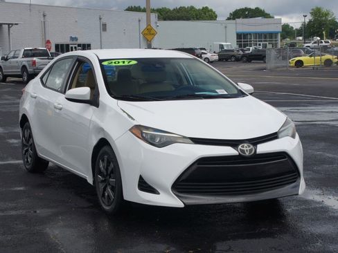 Used 2017 Toyota Corolla LE FWD image 19