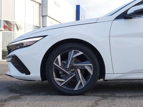 Used 2025 Hyundai Elantra Limited FWD image 14