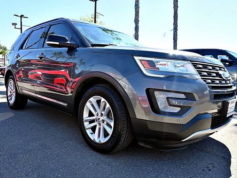 Used 2017 Ford Explorer XLT FWD image 3