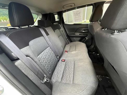 Used 2025 Nissan Kicks SV AWD/4WD image 15