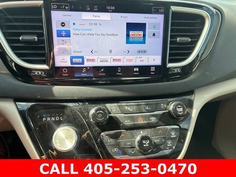 Used 2023 Chrysler Pacifica Touring-L FWD image 9
