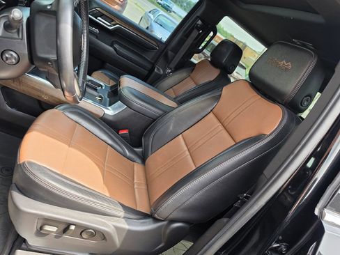Used 2023 Chevrolet Silverado 1500 High Country w/ High Country Premium Package AWD/4WD image 6