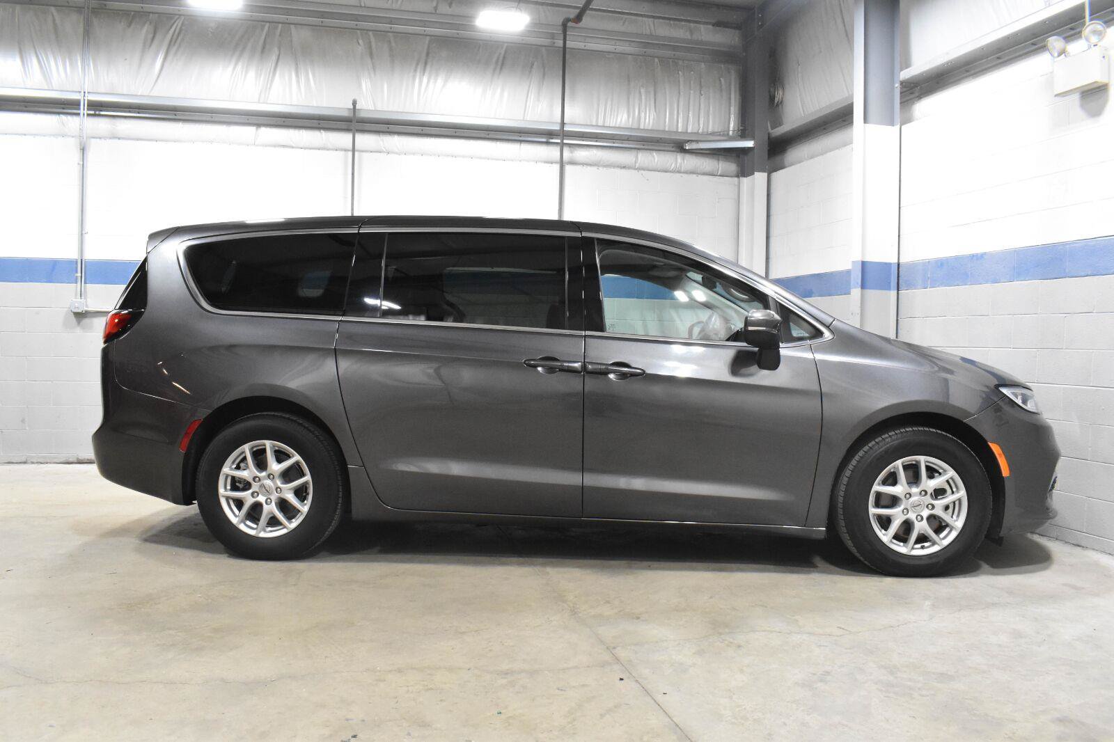 Used 2023 Chrysler Pacifica Touring-L FWD image 27