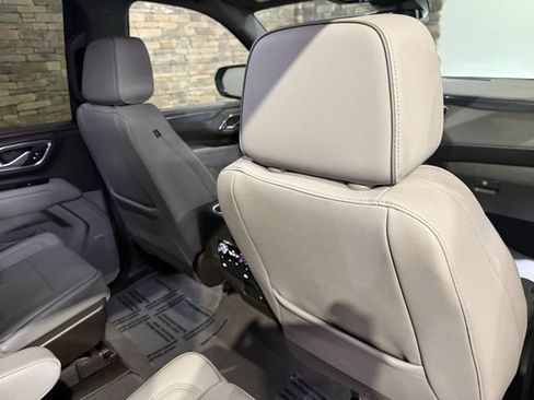 Used 2023 GMC Yukon SLT w/ SLT Luxury Package image 32
