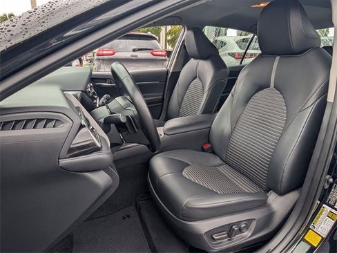 Used 2023 Toyota Camry SE image 7