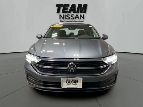 Used 2022 Volkswagen Jetta SE image 2