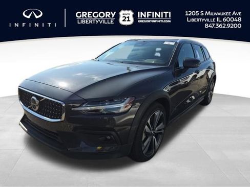 Used 2025 Volvo V60 B5 Cross Country Plus image 1