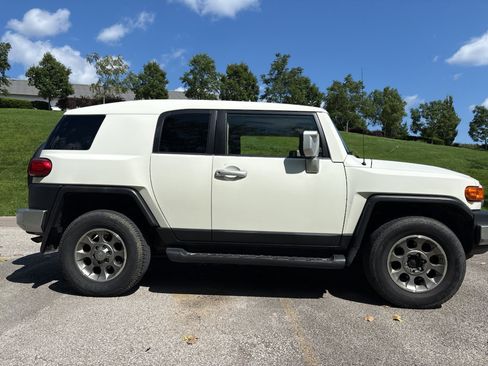 Used 2013 Toyota FJ Cruiser 4WD w/ Upgrade Pkg image 6