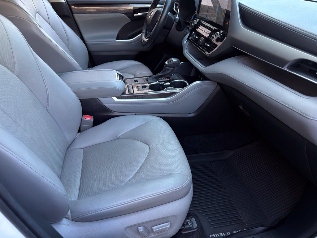 Used 2021 Toyota Highlander Limited FWD image 27