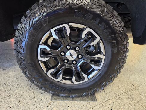 Used 2022 Chevrolet Silverado 1500 ZR2 w/ Technology Package AWD/4WD image 40