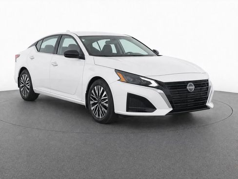 Used 2025 Nissan Altima 2.5 SV FWD image 2
