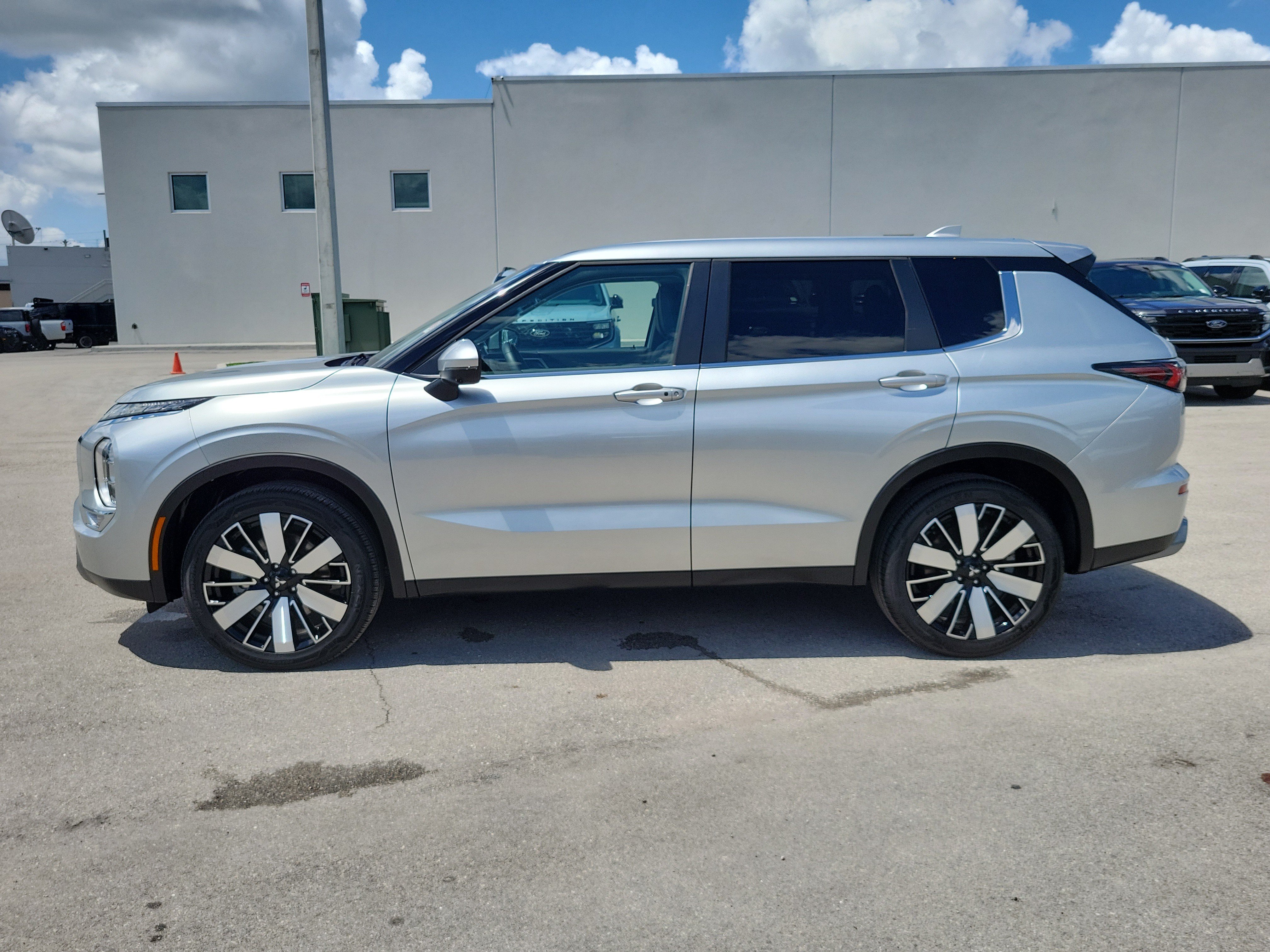 Used 2025 Mitsubishi Outlander SE FWD image 8