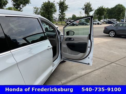 Used 2024 Chrysler Pacifica Touring-L FWD image 19