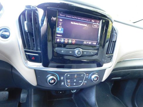 Used 2022 Chevrolet Traverse LS FWD image 3