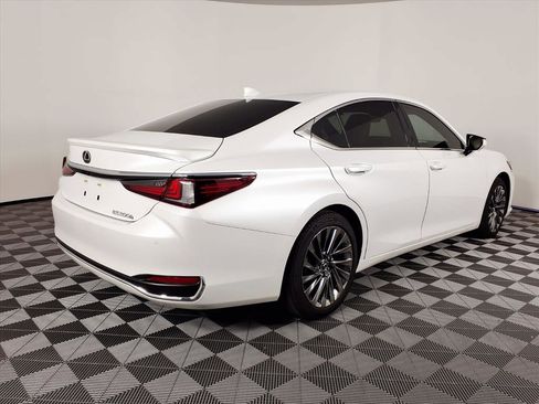 Used 2025 Lexus ES 300h w/ Luxury Package image 4