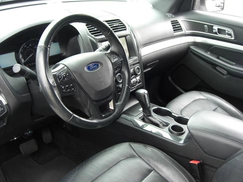 Used 2017 Ford Explorer XLT w/ Equipment Group 202A FWD image 6