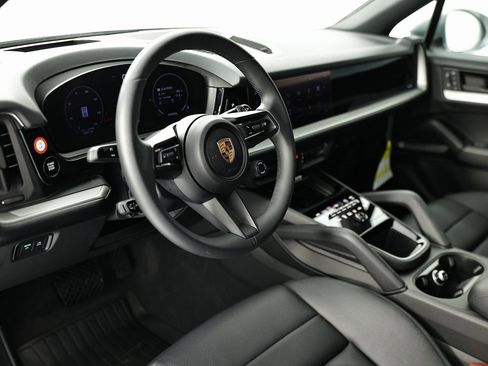 Certified 2025 Porsche Cayenne image 4