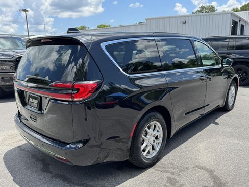 Used 2024 Chrysler Pacifica Touring-L FWD image 5