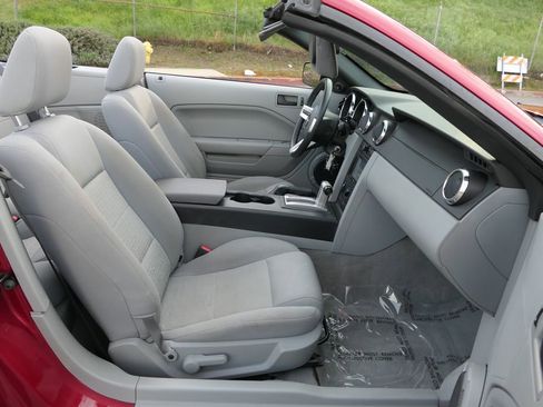 Used 2006 Ford Mustang Premium image 24