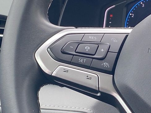 Certified 2022 Volkswagen Taos SEL w/ Panoramic Sunroof Package image 7