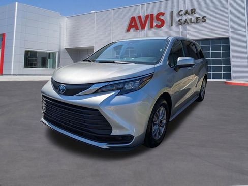 Used 2025 Toyota Sienna LE FWD image 1