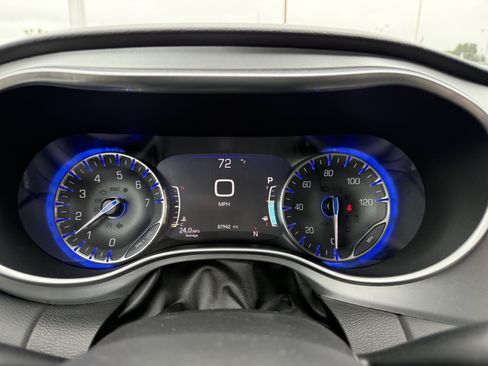 Used 2018 Chrysler Pacifica Touring-L Plus w/ S Appearance Package FWD image 24