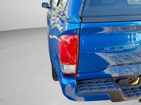 Used 2017 Toyota Tacoma TRD Off-Road w/ Premium & Technology Package image 22