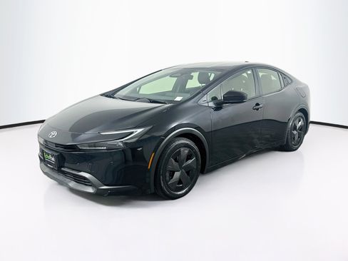 Used 2025 Toyota Prius LE FWD image 3