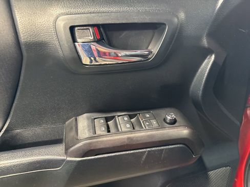 Used 2016 Toyota Tacoma SR image 33