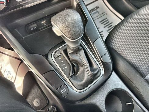 Used 2025 Kia Soul LX w/ LX Technology Package FWD image 21