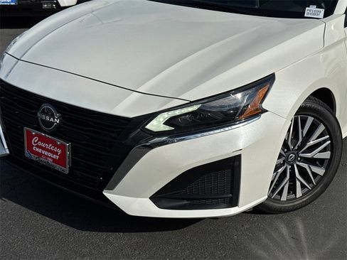 Used 2023 Nissan Altima 2.5 SV image 3