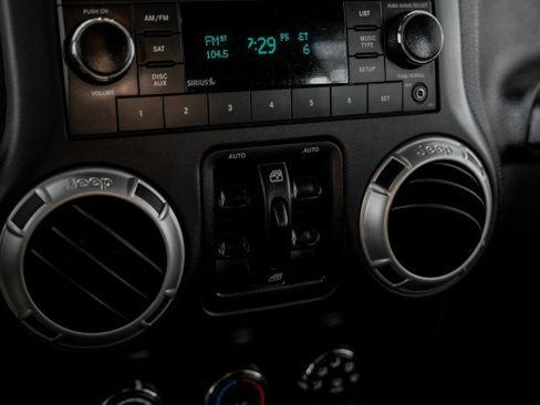 Used 2018 Jeep Wrangler Unlimited Sahara AWD/4WD image 22