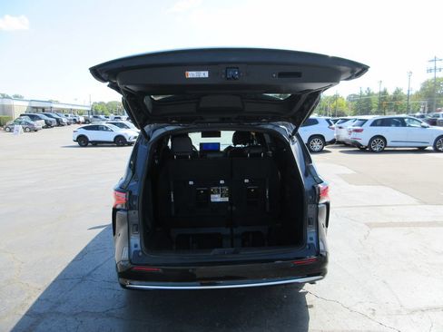 Used 2025 Toyota Sienna Platinum AWD/4WD image 8