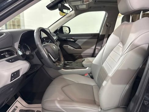 Used 2024 Toyota Highlander XLE FWD image 16