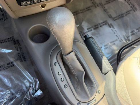 Used 2004 Chrysler Sebring Limited w/ Driver Convenience Group FWD image 27
