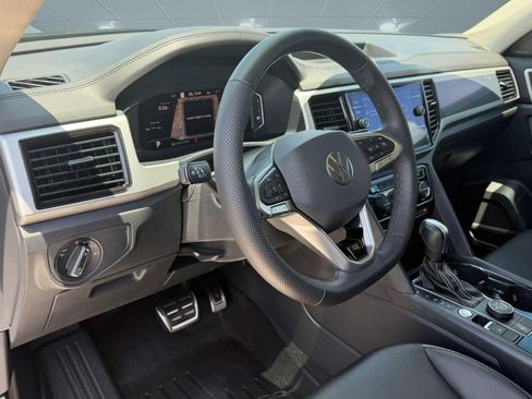 Certified 2023 Volkswagen Atlas SEL R-Line AWD/4WD image 4
