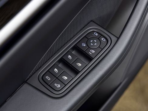 New 2025 Porsche Macan Electric image 25