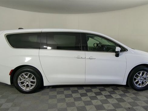 Used 2022 Chrysler Voyager LX image 4