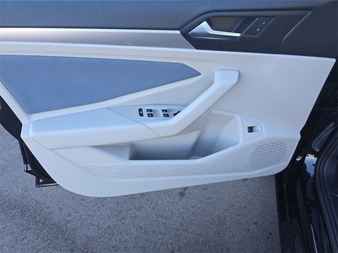 Certified 2025 Volkswagen Jetta SE image 11