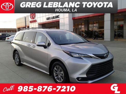 Used 2025 Toyota Sienna XLE image 1