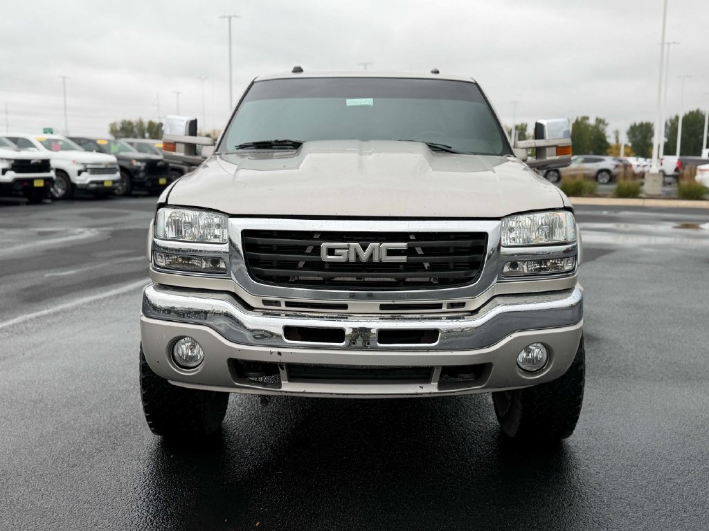 Used 2005 GMC Sierra 2500 SLT w/ Heavy-Duty Power Package AWD/4WD image 2