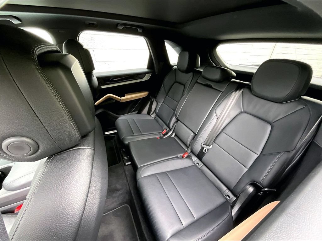 Certified 2024 Porsche Cayenne AWD/4WD image 22