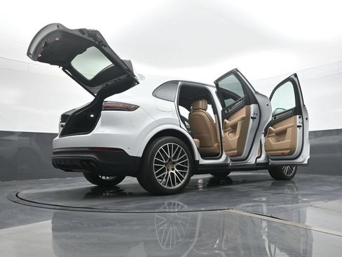 Certified 2023 Porsche Cayenne Platinum Edition AWD/4WD image 26