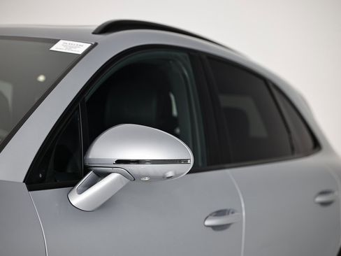 Certified 2025 Porsche Macan image 12