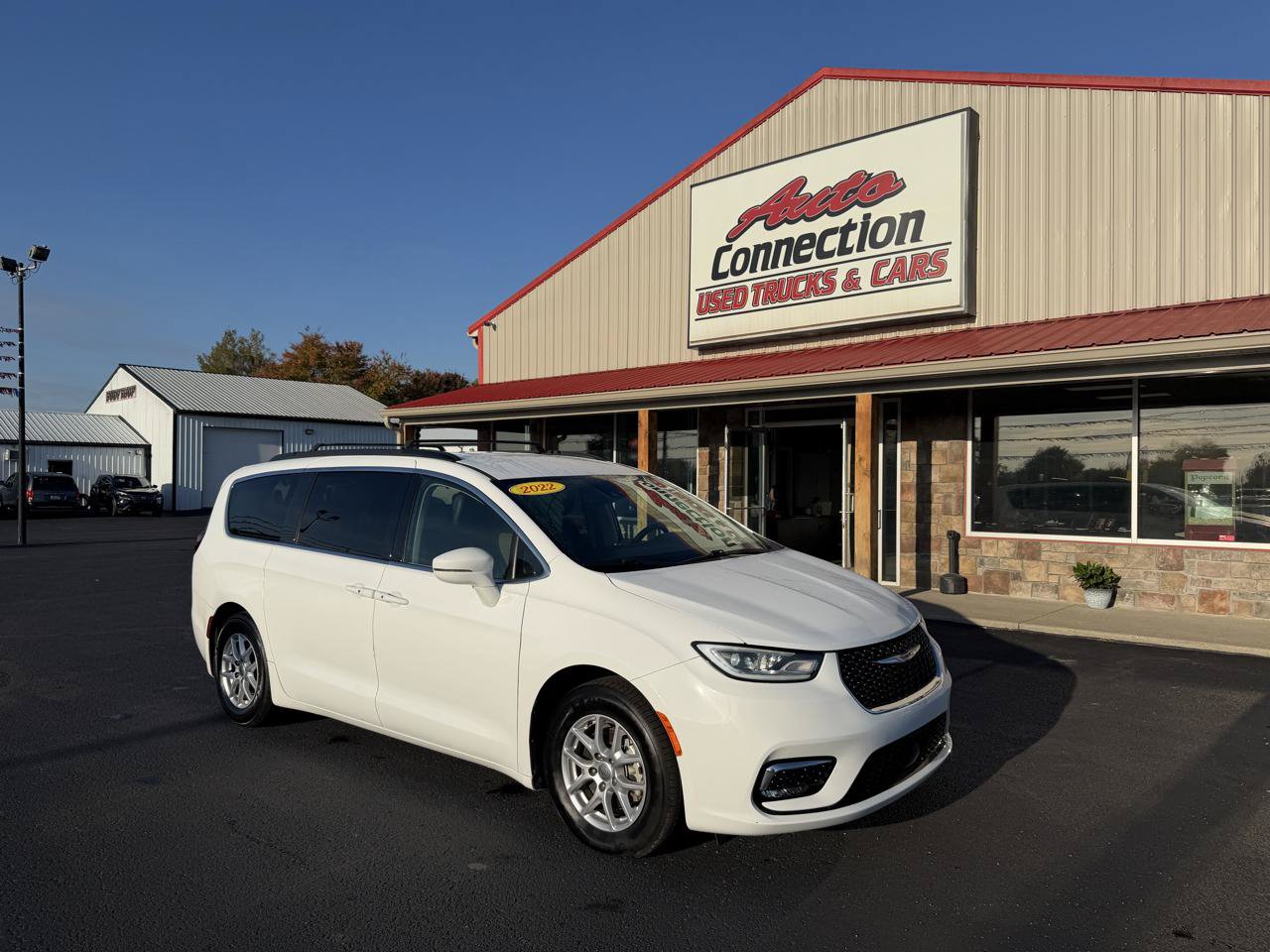 Used 2022 Chrysler Pacifica Touring-L FWD image 2