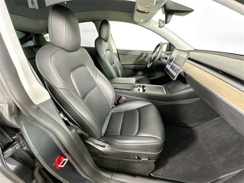 Used 2022 Tesla Model Y Long Range image 25