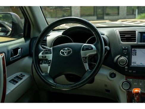Used 2012 Toyota Highlander Limited w/ Tow Pkg FWD image 19