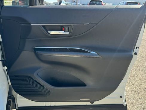 Used 2022 Toyota Venza XLE image 21