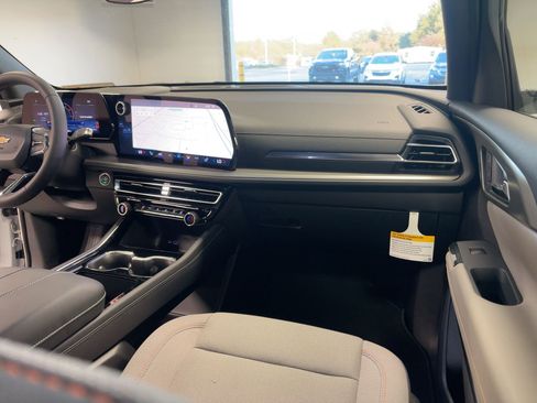 New 2025 Chevrolet Traverse LT image 29