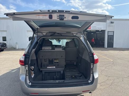 Used 2017 Toyota Sienna XLE image 6